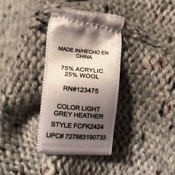 Short sleeve sweater with small pocket on front. - Picture 3 of 3